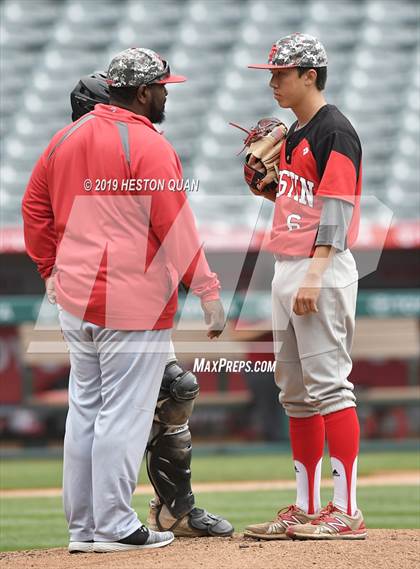 Thumbnail 1 in Tustin vs. Mater Dei photogallery.
