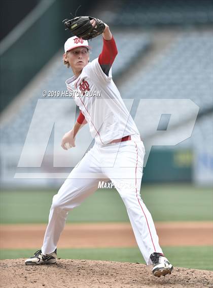 Thumbnail 1 in Tustin vs. Mater Dei photogallery.