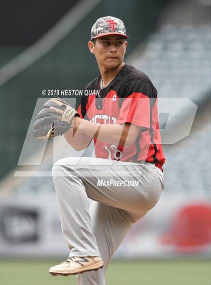 Thumbnail 2 in Tustin vs. Mater Dei photogallery.