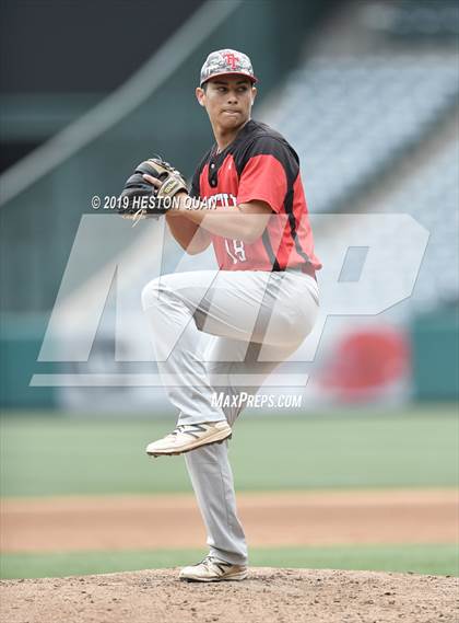 Thumbnail 1 in Tustin vs. Mater Dei photogallery.