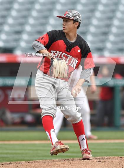 Thumbnail 3 in Tustin vs. Mater Dei photogallery.