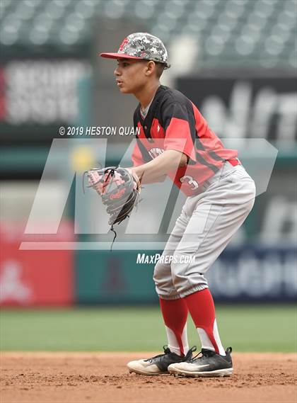 Thumbnail 3 in Tustin vs. Mater Dei photogallery.
