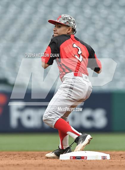 Thumbnail 3 in Tustin vs. Mater Dei photogallery.