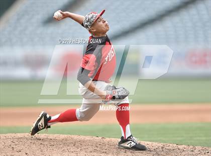 Thumbnail 2 in Tustin vs. Mater Dei photogallery.