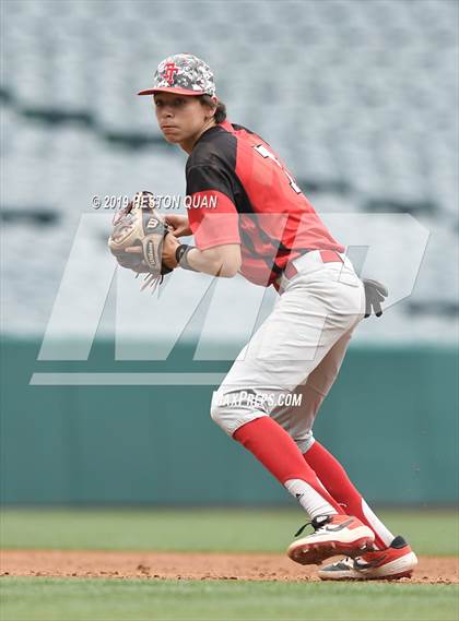 Thumbnail 2 in Tustin vs. Mater Dei photogallery.