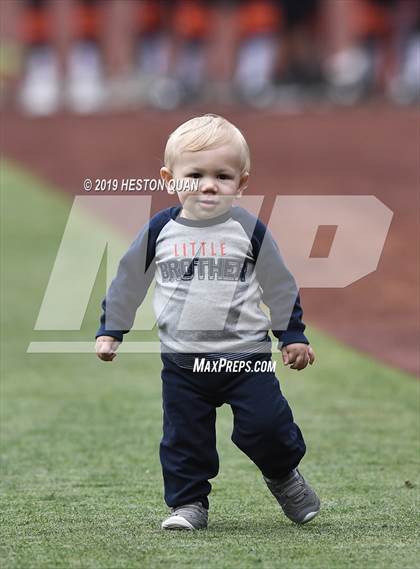 Thumbnail 1 in Tustin vs. Mater Dei photogallery.