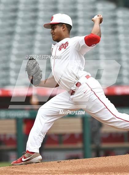 Thumbnail 1 in Tustin vs. Mater Dei photogallery.