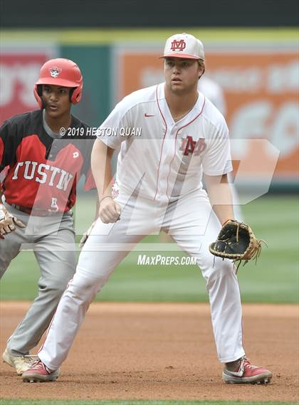 Thumbnail 1 in Tustin vs. Mater Dei photogallery.