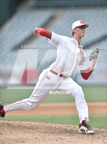 Thumbnail 2 in Tustin vs. Mater Dei photogallery.