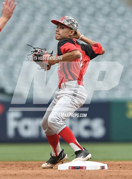 Thumbnail 1 in Tustin vs. Mater Dei photogallery.