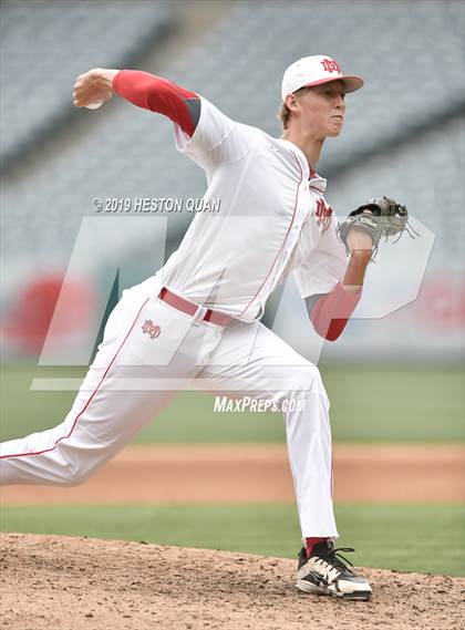 Thumbnail 1 in Tustin vs. Mater Dei photogallery.