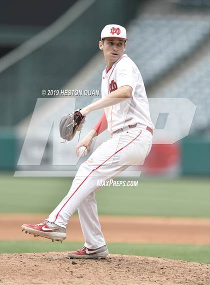 Thumbnail 3 in Tustin vs. Mater Dei photogallery.