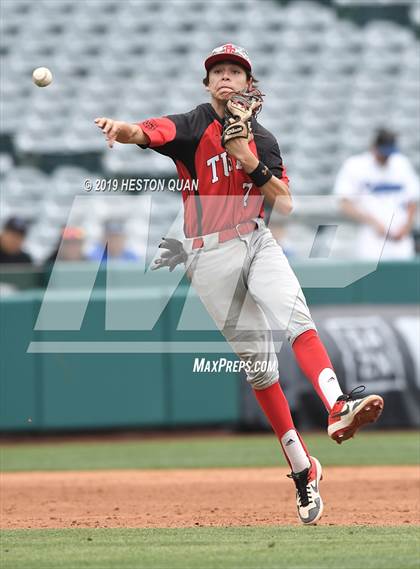 Thumbnail 2 in Tustin vs. Mater Dei photogallery.
