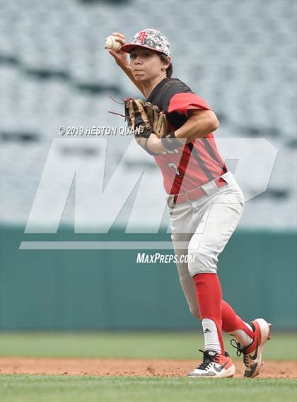 Thumbnail 2 in Tustin vs. Mater Dei photogallery.