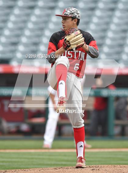 Thumbnail 3 in Tustin vs. Mater Dei photogallery.