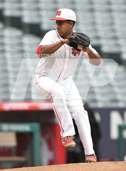 Thumbnail 2 in Tustin vs. Mater Dei photogallery.