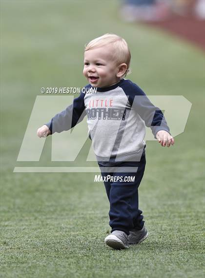 Thumbnail 2 in Tustin vs. Mater Dei photogallery.