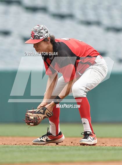Thumbnail 3 in Tustin vs. Mater Dei photogallery.