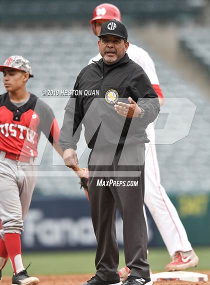 Thumbnail 3 in Tustin vs. Mater Dei photogallery.