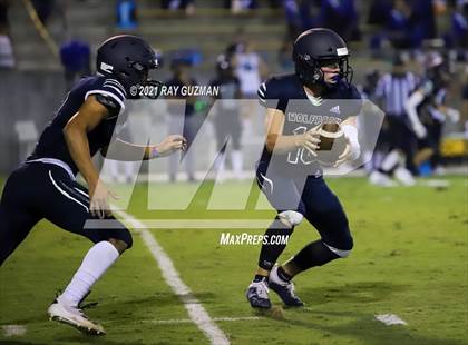 Thumbnail 3 in Clovis East vs. Dinuba photogallery.