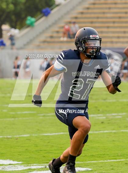 Thumbnail 3 in Clovis East vs. Dinuba photogallery.