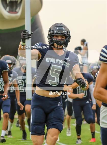 Thumbnail 1 in Clovis East vs. Dinuba photogallery.
