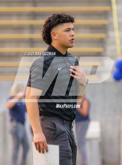 Thumbnail 1 in Clovis East vs. Dinuba photogallery.