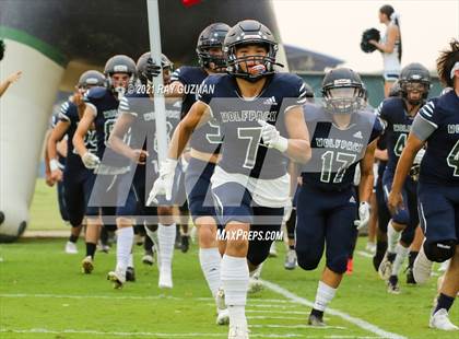 Thumbnail 3 in Clovis East vs. Dinuba photogallery.