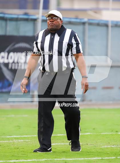 Thumbnail 2 in Clovis East vs. Dinuba photogallery.
