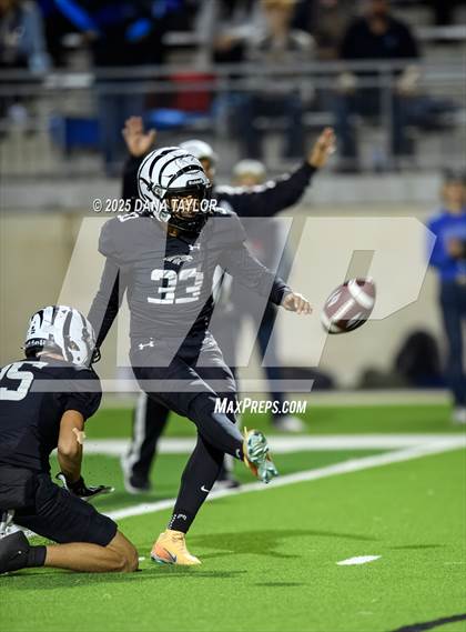 Thumbnail 3 in Peaster vs Grandview (Texas UIL 3A D1 Semifinal) photogallery.
