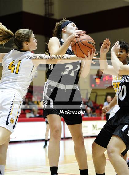 Thumbnail 1 in Marion vs. Carbondale (IHSA 3A Regional Quarterfinal) photogallery.