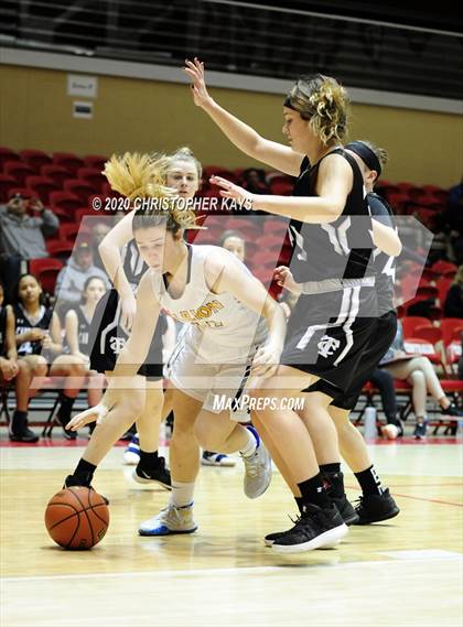 Thumbnail 2 in Marion vs. Carbondale (IHSA 3A Regional Quarterfinal) photogallery.
