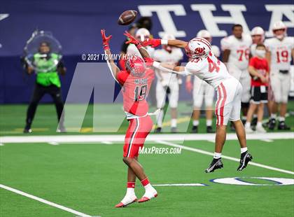 Thumbnail 2 in Cedar Hill vs. Katy (UIL Class 6A D2 Final) photogallery.