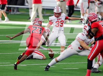Thumbnail 2 in Cedar Hill vs. Katy (UIL Class 6A D2 Final) photogallery.
