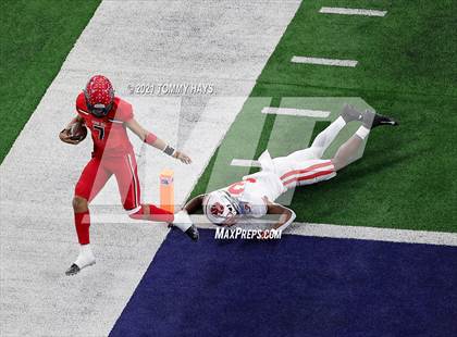 Thumbnail 2 in Cedar Hill vs. Katy (UIL Class 6A D2 Final) photogallery.