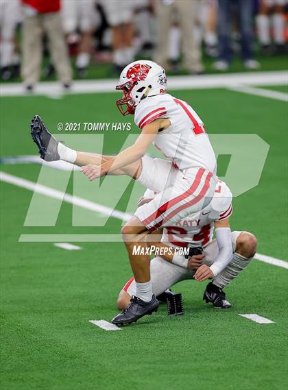 Thumbnail 1 in Cedar Hill vs. Katy (UIL Class 6A D2 Final) photogallery.