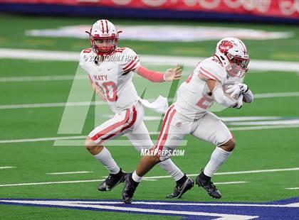 Thumbnail 3 in Cedar Hill vs. Katy (UIL Class 6A D2 Final) photogallery.