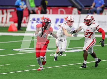 Thumbnail 3 in Cedar Hill vs. Katy (UIL Class 6A D2 Final) photogallery.