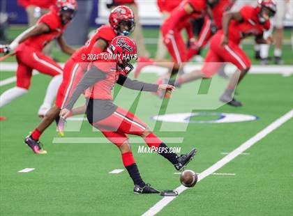 Thumbnail 2 in Cedar Hill vs. Katy (UIL Class 6A D2 Final) photogallery.