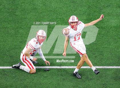 Thumbnail 2 in Cedar Hill vs. Katy (UIL Class 6A D2 Final) photogallery.