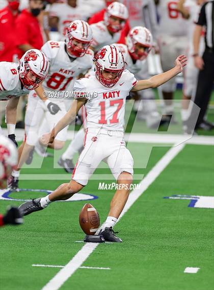 Thumbnail 3 in Cedar Hill vs. Katy (UIL Class 6A D2 Final) photogallery.
