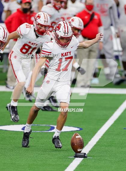 Thumbnail 3 in Cedar Hill vs. Katy (UIL Class 6A D2 Final) photogallery.