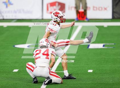 Thumbnail 2 in Cedar Hill vs. Katy (UIL Class 6A D2 Final) photogallery.