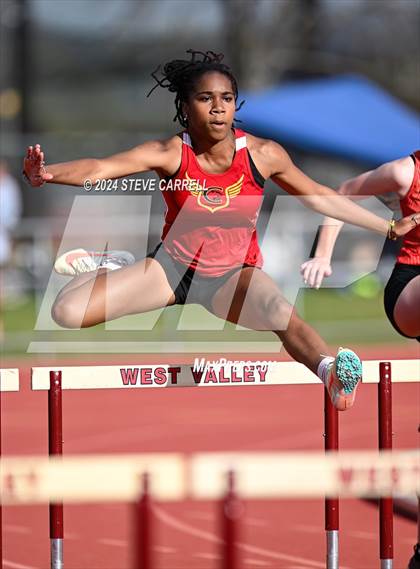 Thumbnail 3 in Eagle Relays (Hurdles) photogallery.