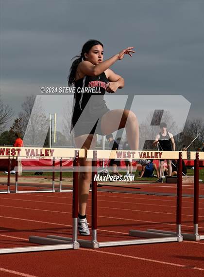 Thumbnail 3 in Eagle Relays (Hurdles) photogallery.