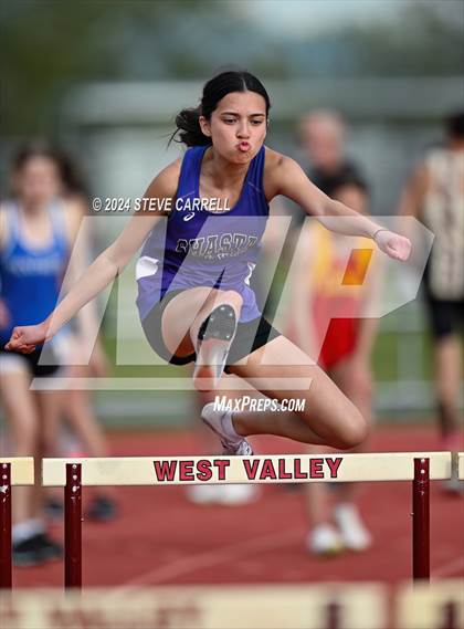 Thumbnail 1 in Eagle Relays (Hurdles) photogallery.