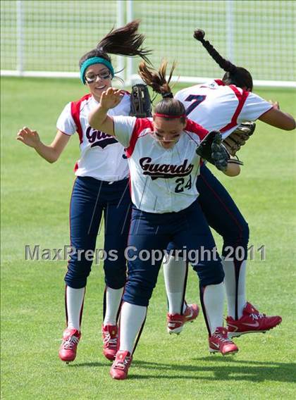 Thumbnail 3 in Pomona Catholic vs. Bellarmine-Jefferson (CIF SS D7 Final) photogallery.