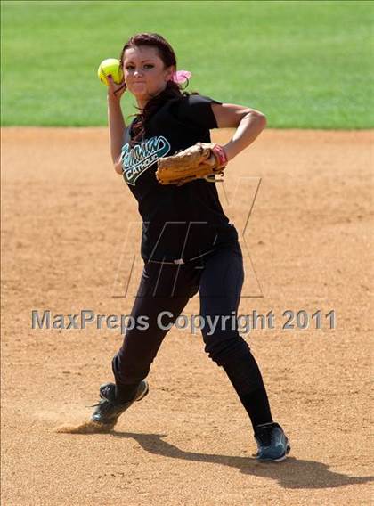 Thumbnail 3 in Pomona Catholic vs. Bellarmine-Jefferson (CIF SS D7 Final) photogallery.