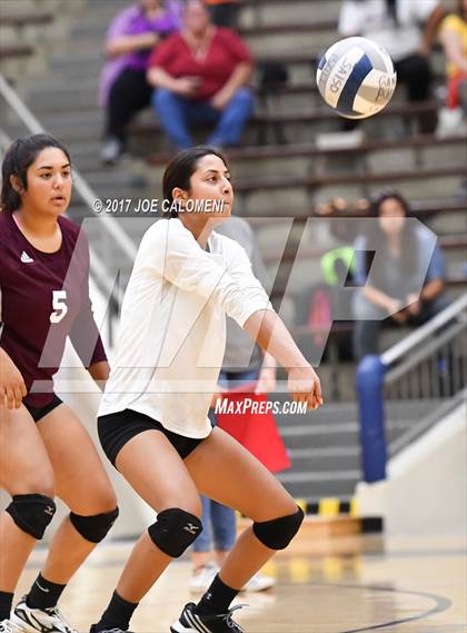 Thumbnail 3 in St. Anthony vs McAllen (SAISD Invitational) photogallery.