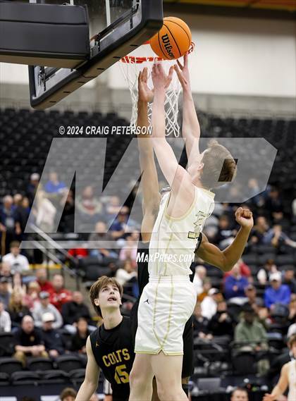Thumbnail 3 in Logan vs. Cottonwood (UHSAA 4A Quarterfinals) photogallery.